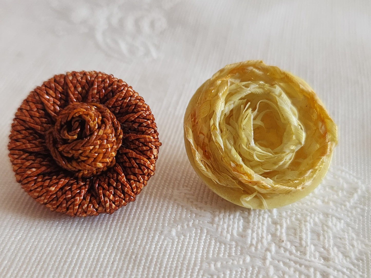 Duo boutons anciens rafia et rafia? jaune marron 1,9 et 2,1 cm G12H