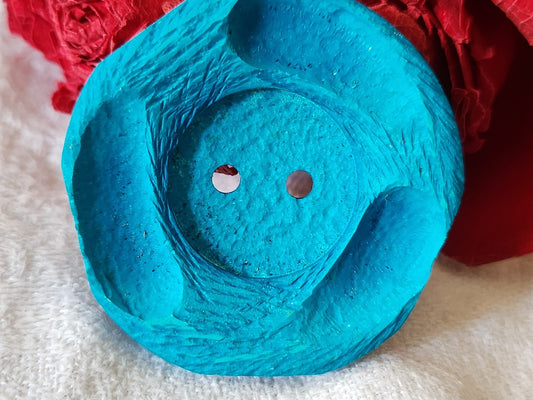 Enorme bouton vintage bleu paon mat sculpté 4,3 cm ref 3185