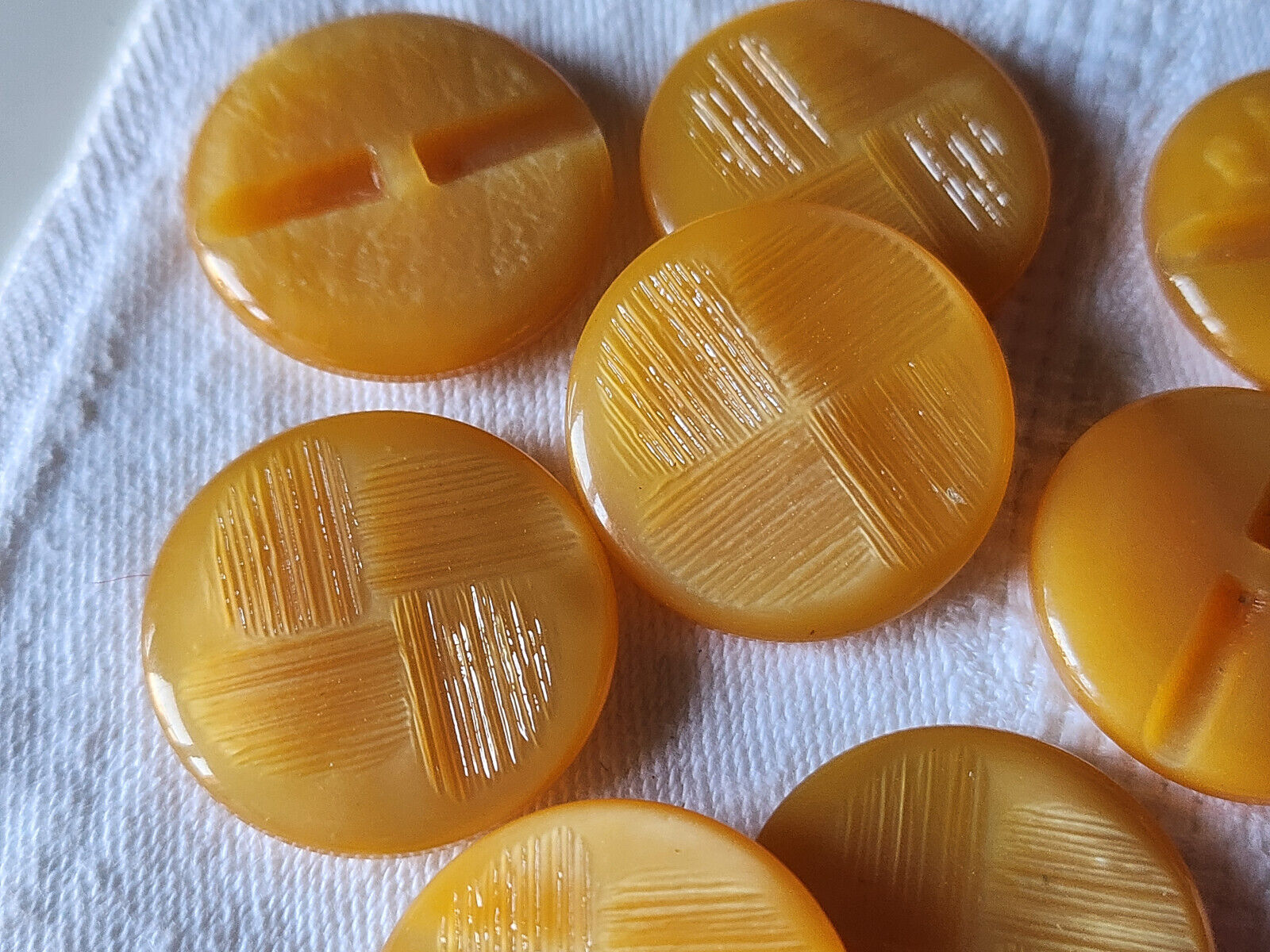 Lot 6 gros boutons vintage jaune foncé texturé pied plat 2,6 cm  ref 2803