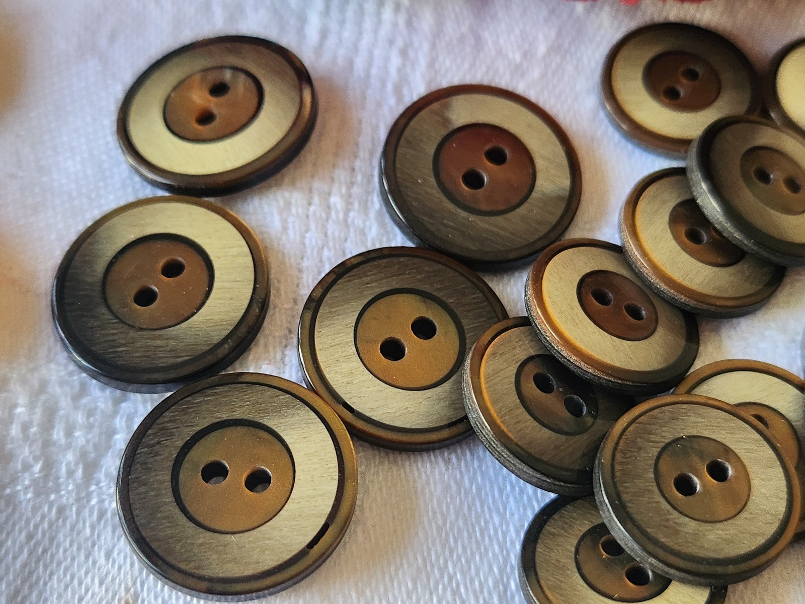 Lot 21  petits boutons vintage camaïeu marron 1,5 et 1,8 cm ref 5371