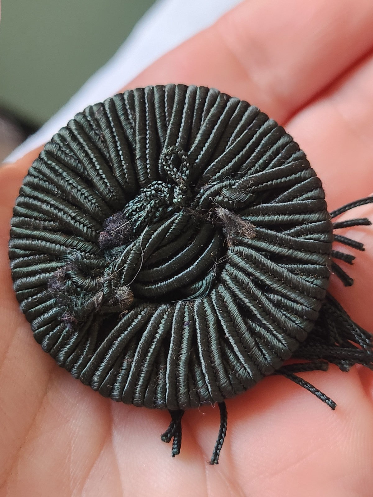 Enorme bouton ancien en passementerie avec pendants vert 4,2 cm ref 802