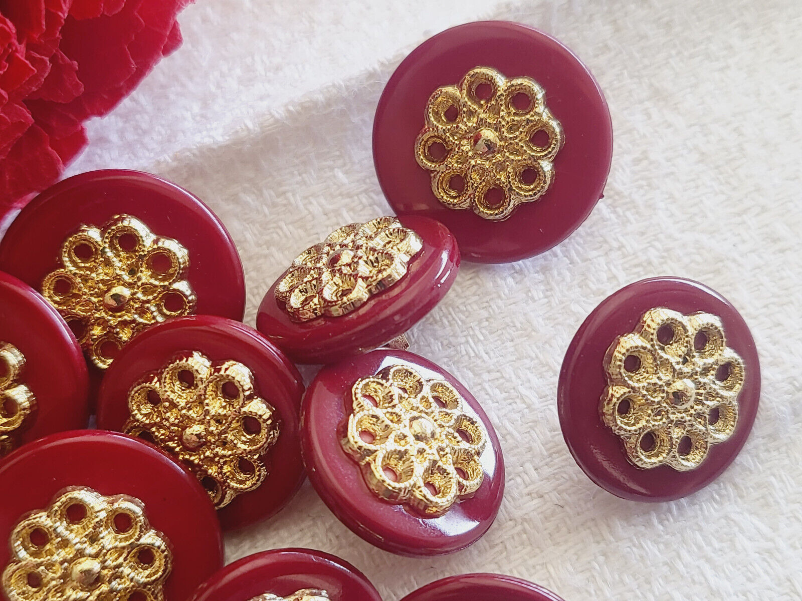 Lot 13 boutons vintage rouge doré plastique panaché 1,5 et 1,8 cm ref 1960