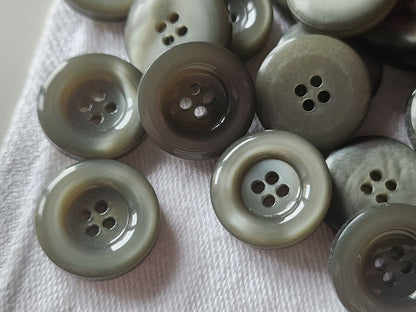 Lot 19 boutons vintage gris lumineux à trous 1,8 cm ref 2377