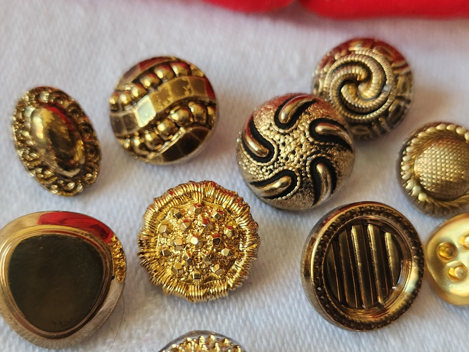 Lot 10 boutons anciens en verre doré panaché 1 à 1,4 cm ref 2016