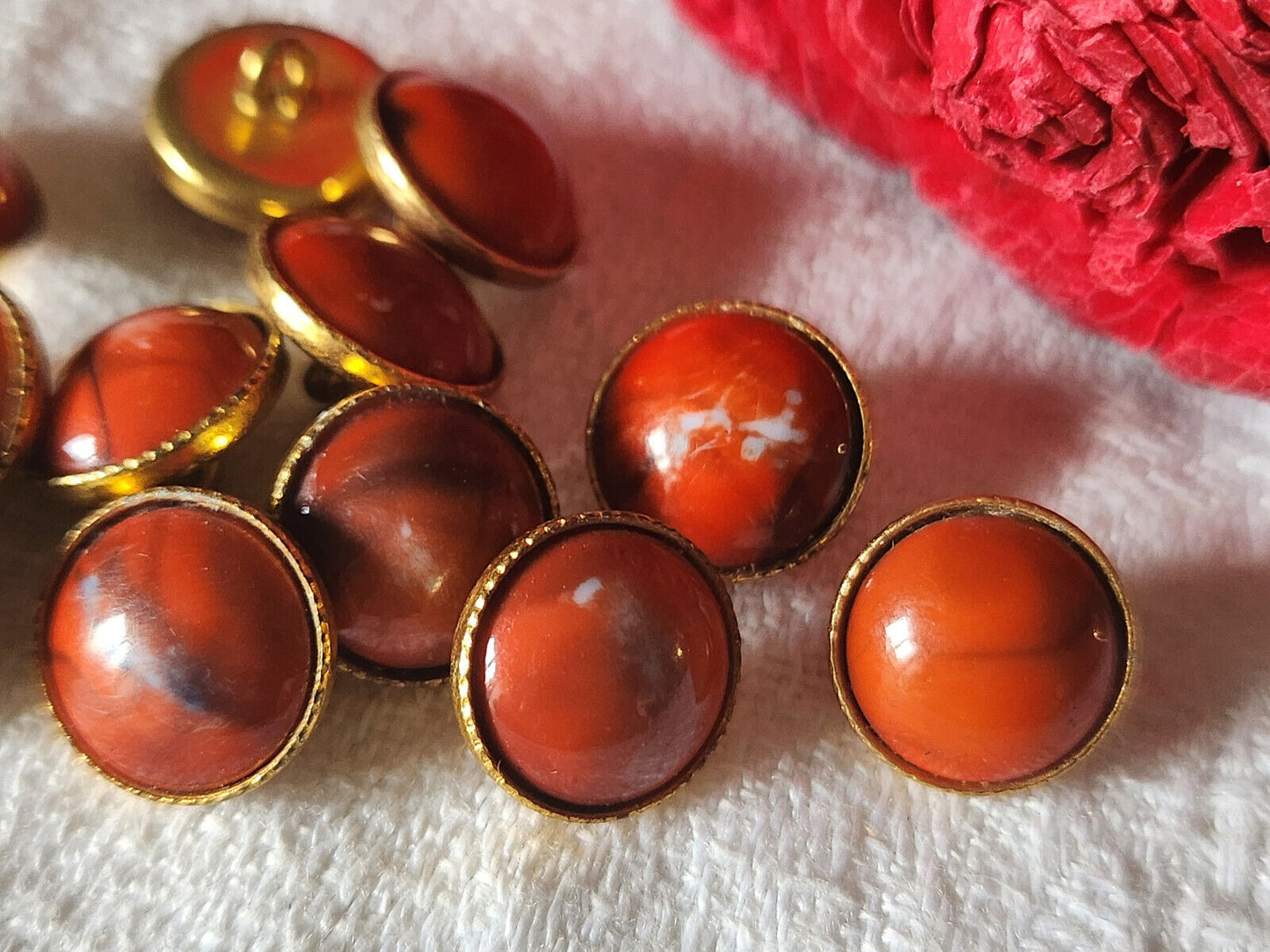 Lot 12 mini boutons vintage rouge pied métal moucheté 1,1 cm ref 4776