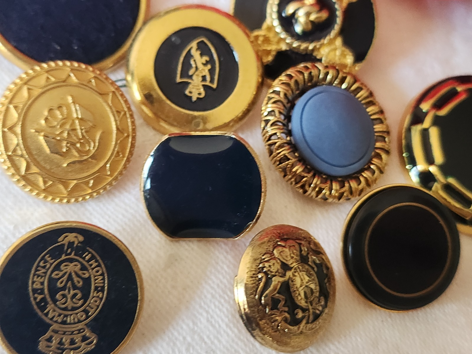 Lot 10 boutons vintage en métal doré bleu 1,7 à 2,8 cm ref 6036