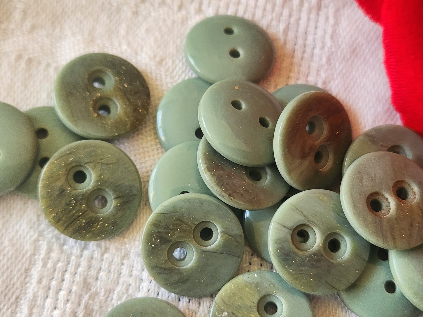 Lot 21 boutons vintage  vert paillette lumineux 1,5 cm trou ref 4807