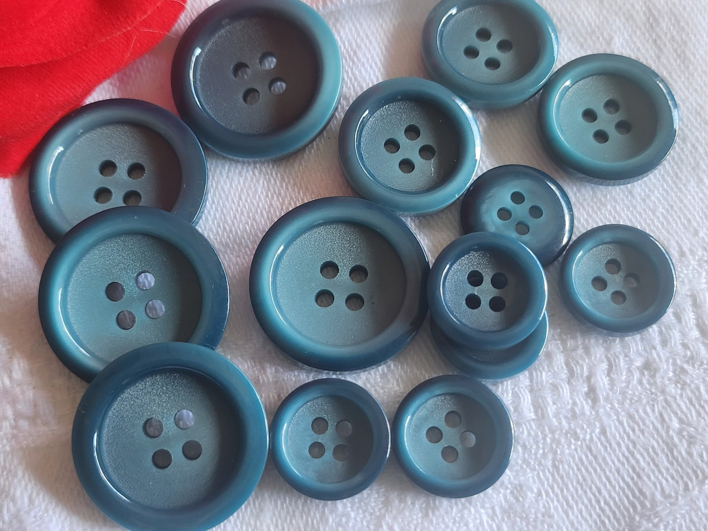 Lot 14 boutons vintage bleu meme modele 1,3 à  2,2 cm ref 2714