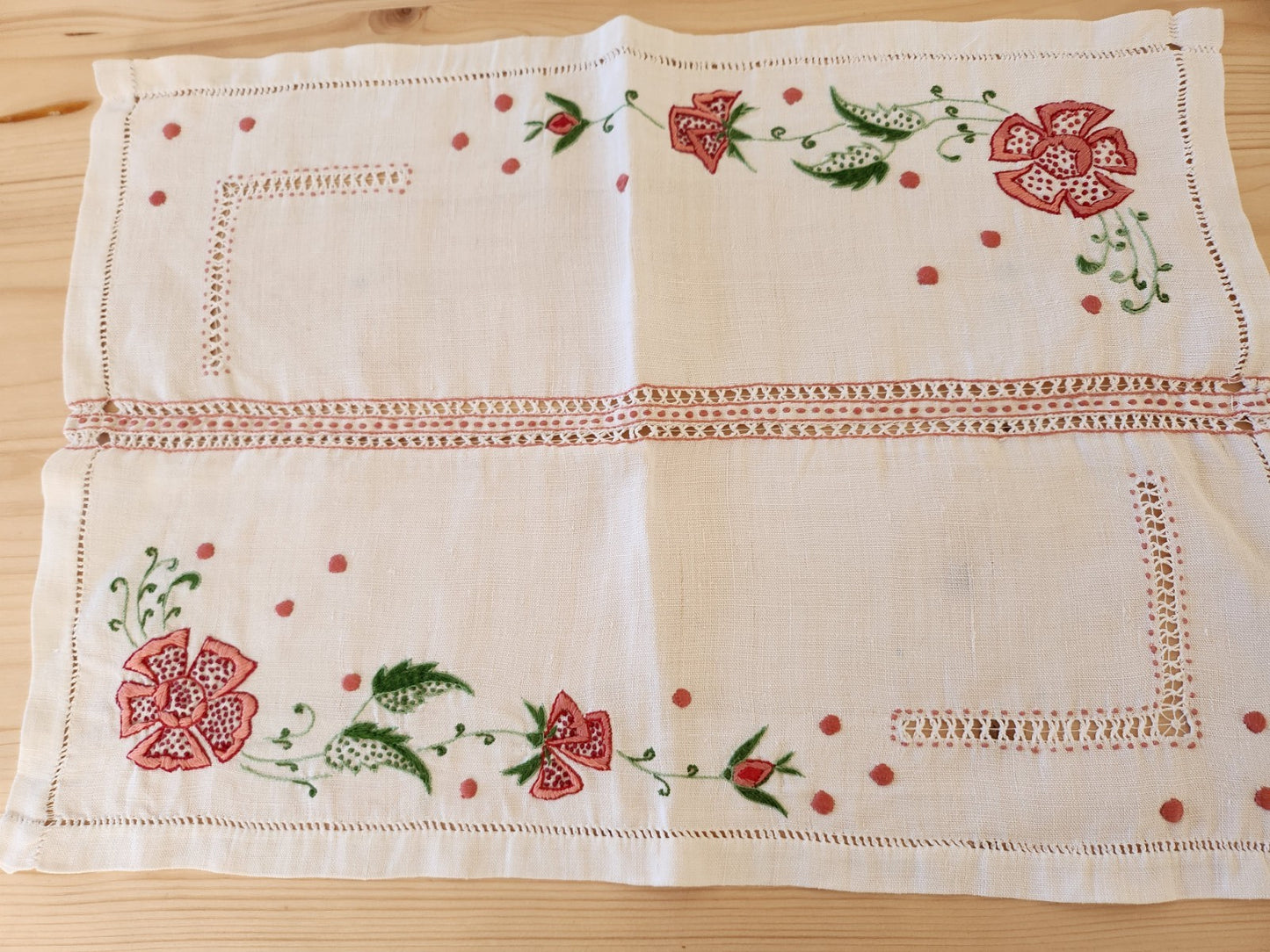 Superbe napperon ancien fil tiré ajouré broderie rose 49 sur 34,5 cm B8