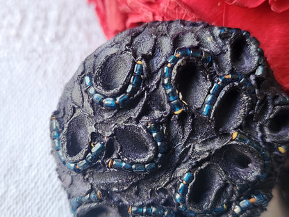 Enorme bouton vintage bleu chaine perlé  pied 4,3 cm ref 2644