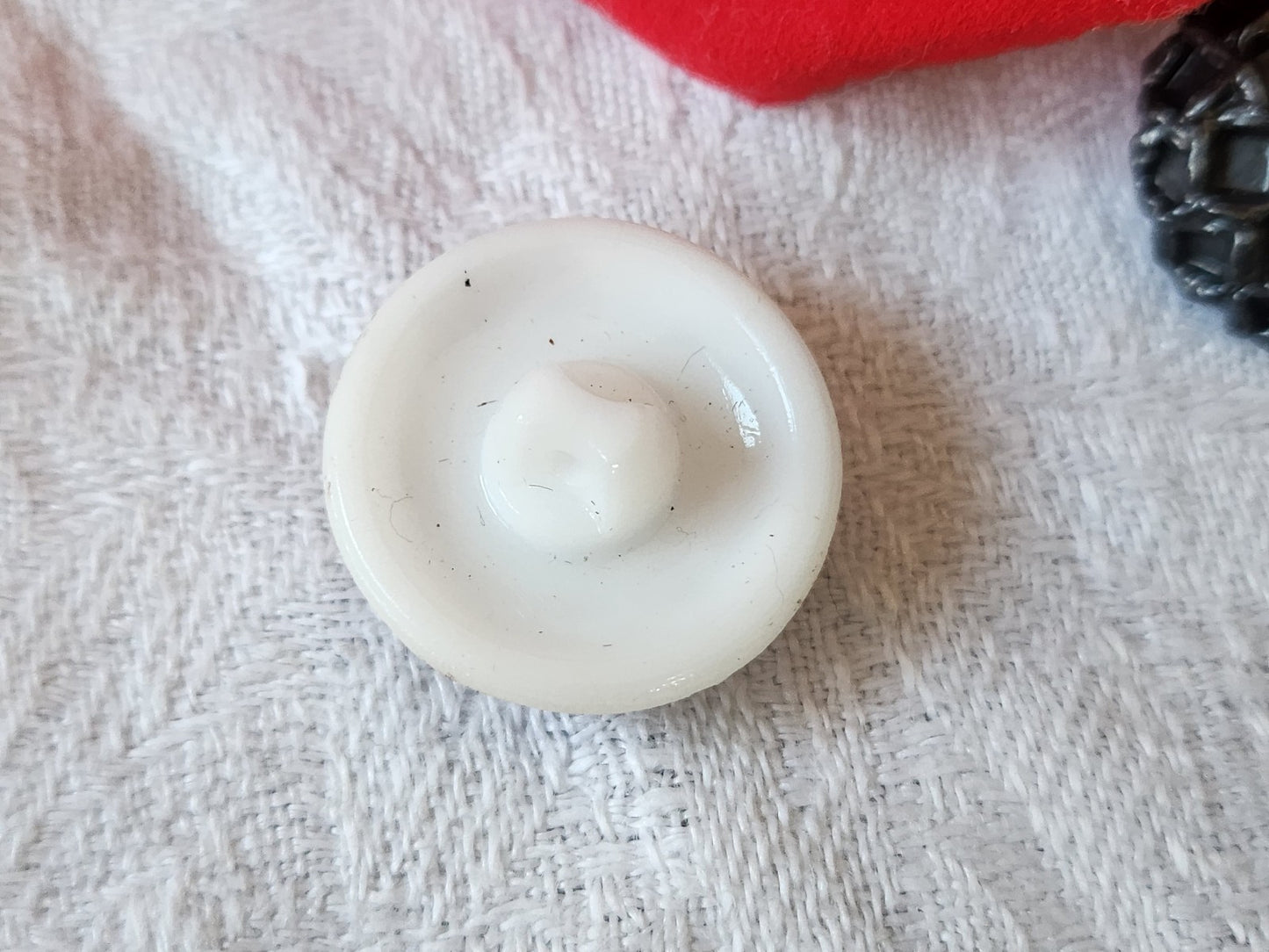 Gros bouton ancien  en verre blanc et doré volume  2,2 cm collection D17J