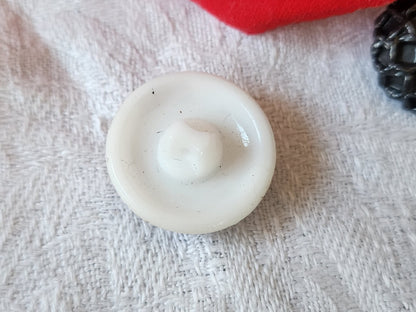 Gros bouton ancien  en verre blanc et doré volume  2,2 cm collection D17J