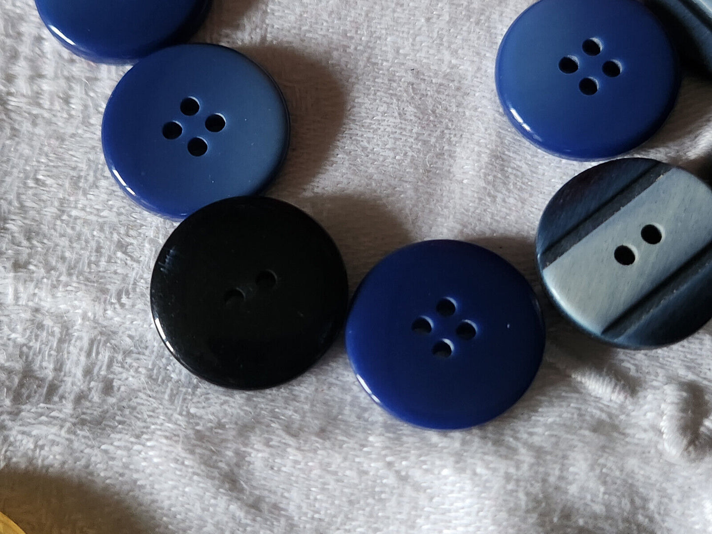 Lot 16 boutons vintage bleu 2 series à trous  1,8 cm ref 3160