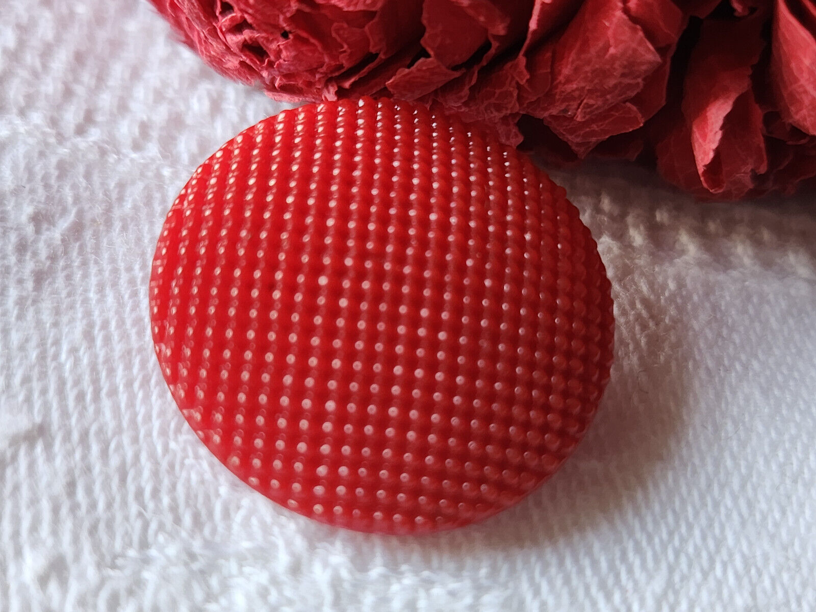 Bouton ancien en verre rouge picot texturé 2,2 cm pied D10R