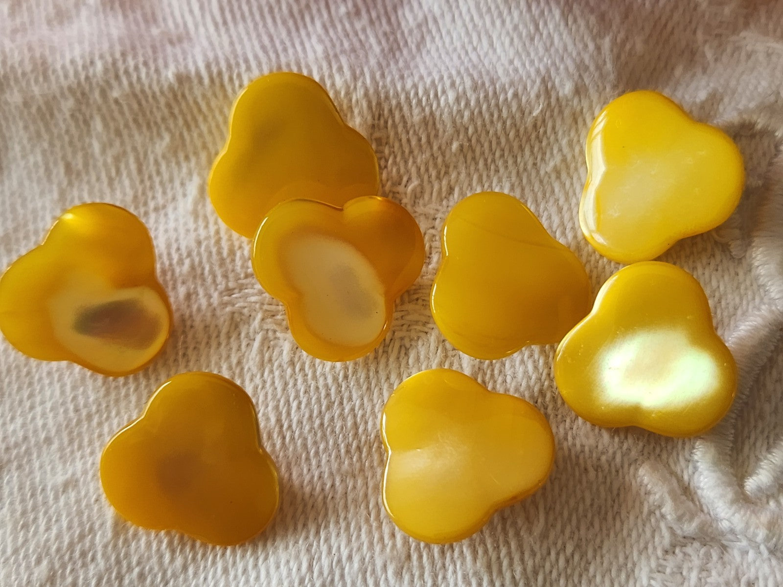 Lot 8 boutons anciens en nacre jaune  forme original 1,4 cm ref 6416