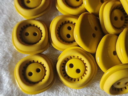 Lot 8 boutons vintage jaune travaillé à trous 2 cm ref 5298