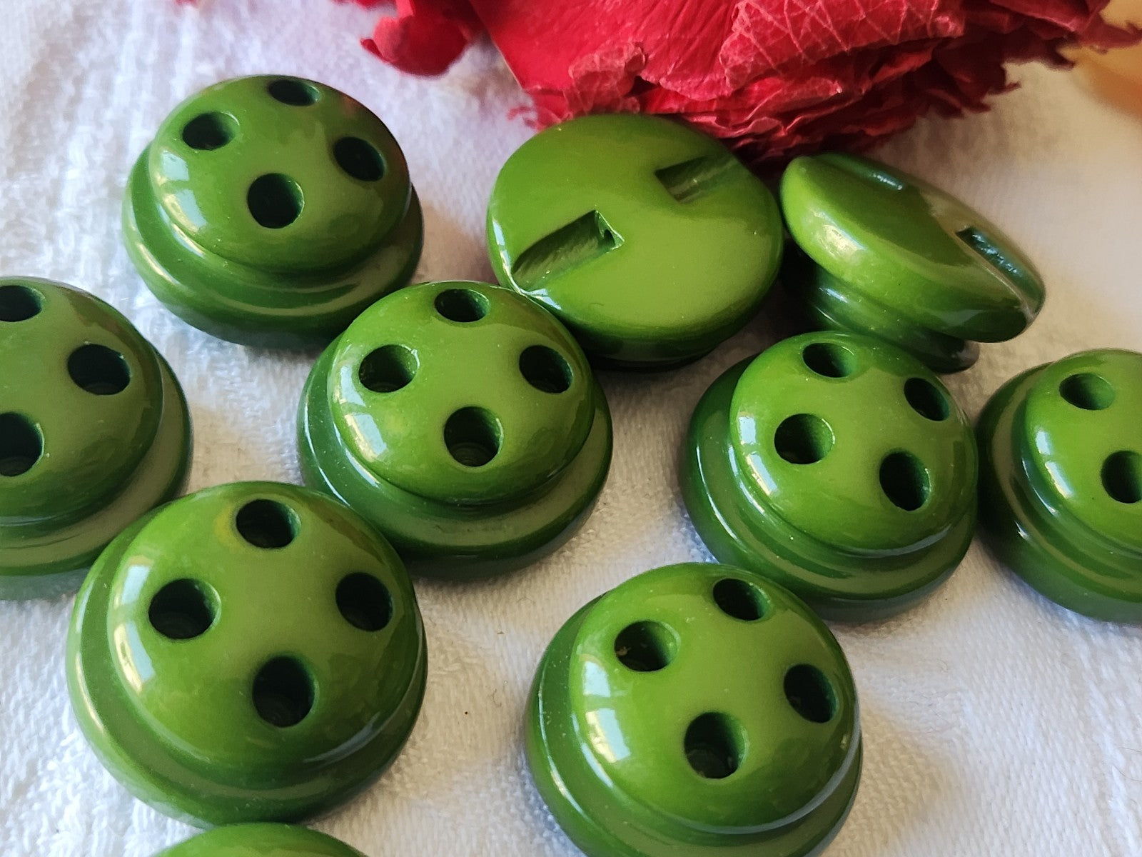 Lot 6  boutons vintage vert pied haut travaillé 2,1 cm ref 5207
