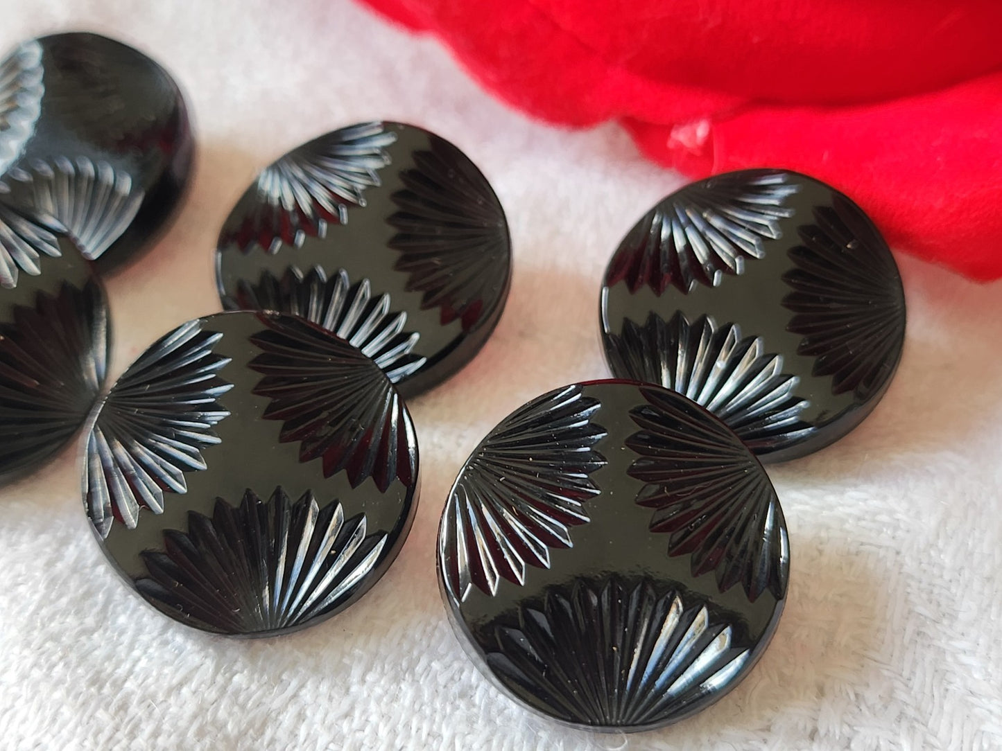 Lot 6 boutons anciens en verre noir 1,8 cm pied ref 0075