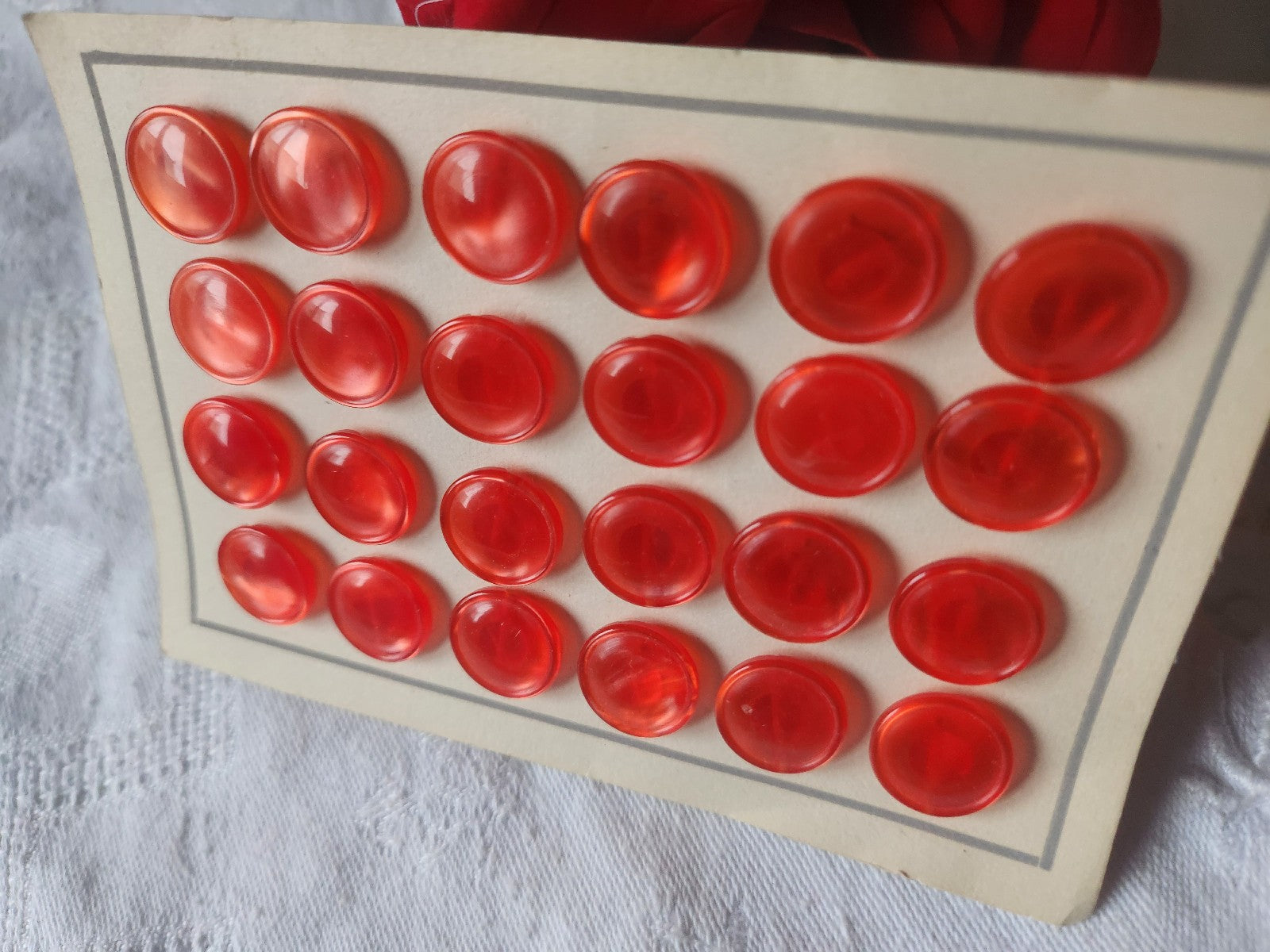 petite plaque de 24 boutons vintage rouge  pied  1,4 cm