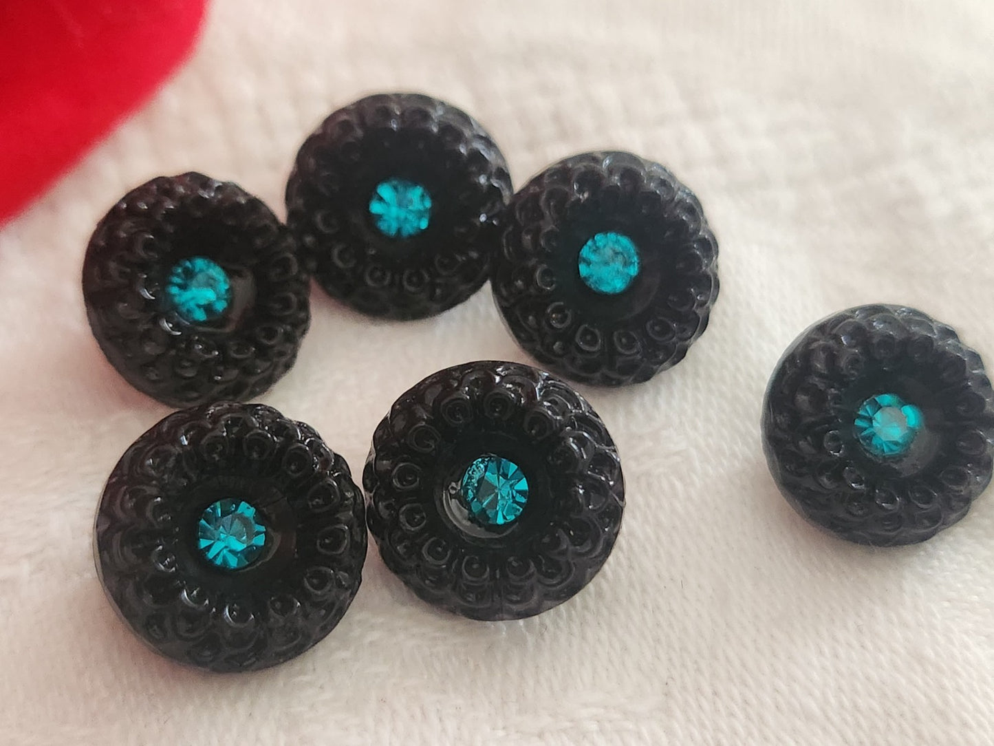 Lot 6 boutons vintage en verre noir avec strass  vert 1,3 cm ref 6359