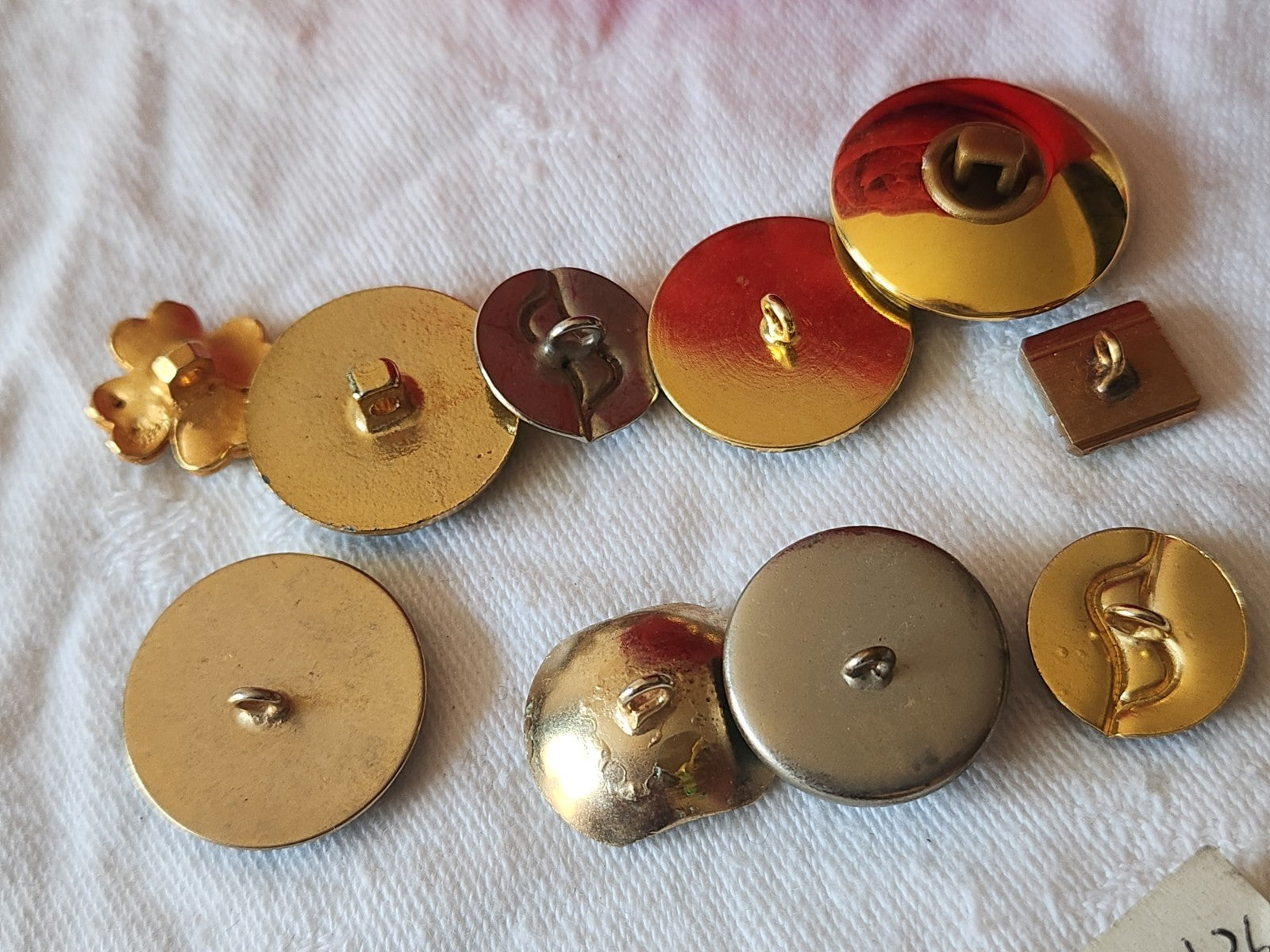 Lot 10 boutons vintage en métal vert panaché 1,6 à 2,2 cm ref 6057