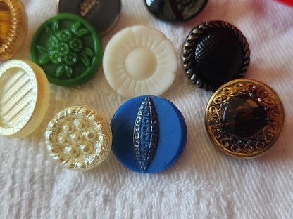 Lot 10 boutons anciens en verre multicolore  panaché 1,1 à 1,4 cm ref 6063