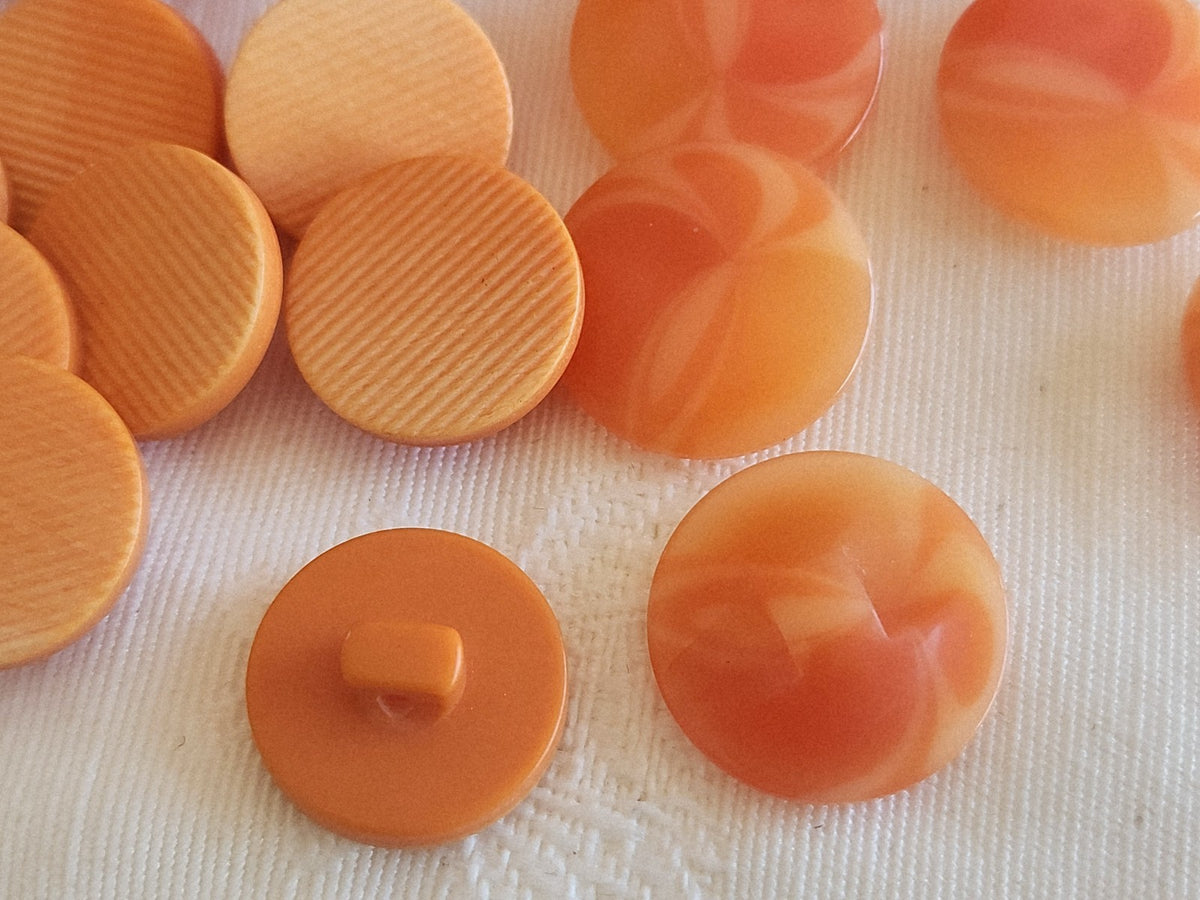 Lot 14 boutons vintage orange pied  2 séries 1,5 et 1,7 cm ref 6292