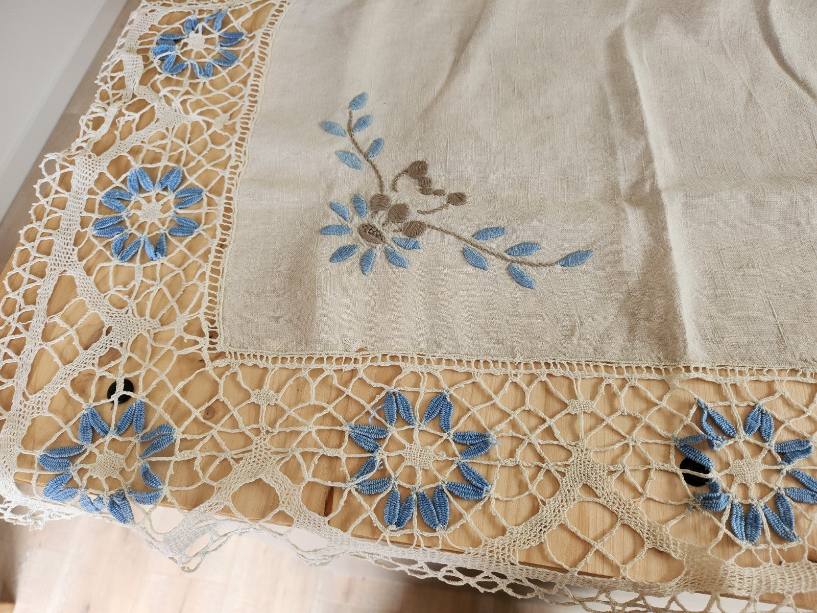 Large bordure ancienne grise lin dentelle bleu broderie à détourner ou recup B3