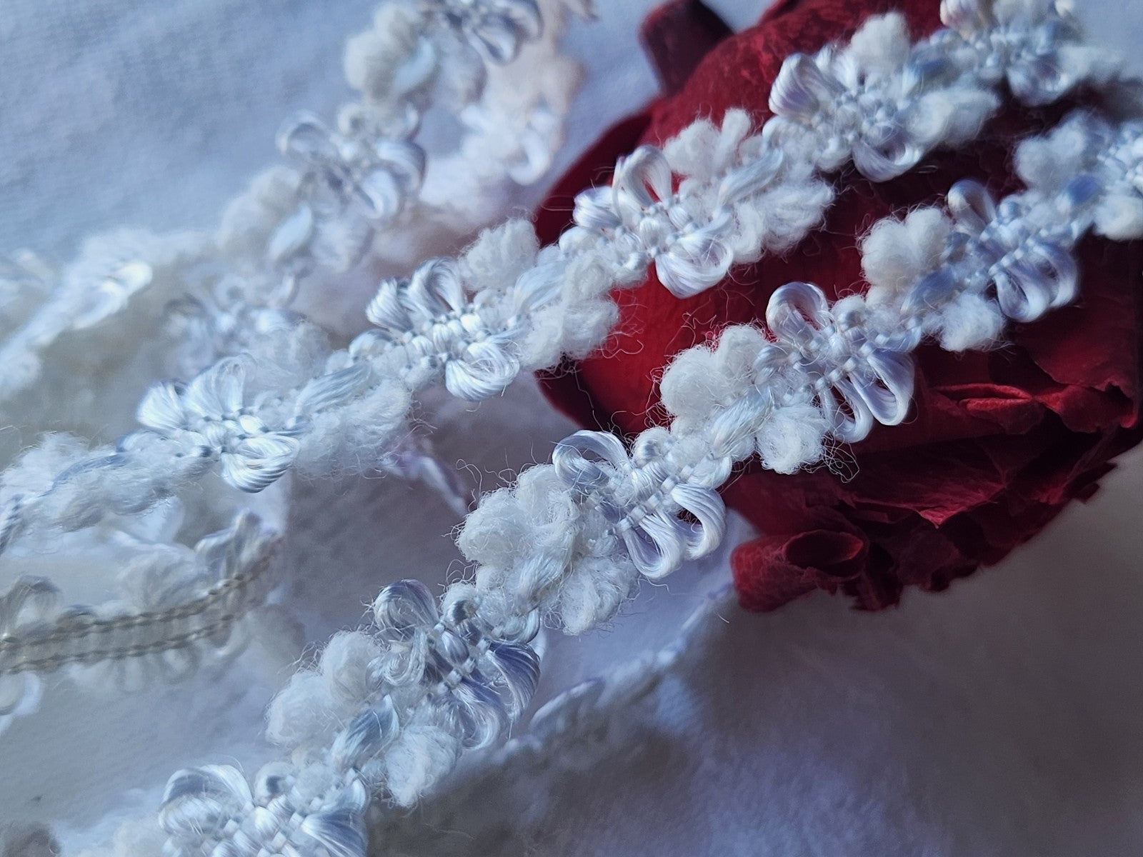 Galon vintage bordure blanc satiné 3 mètres sur 1 cm A3