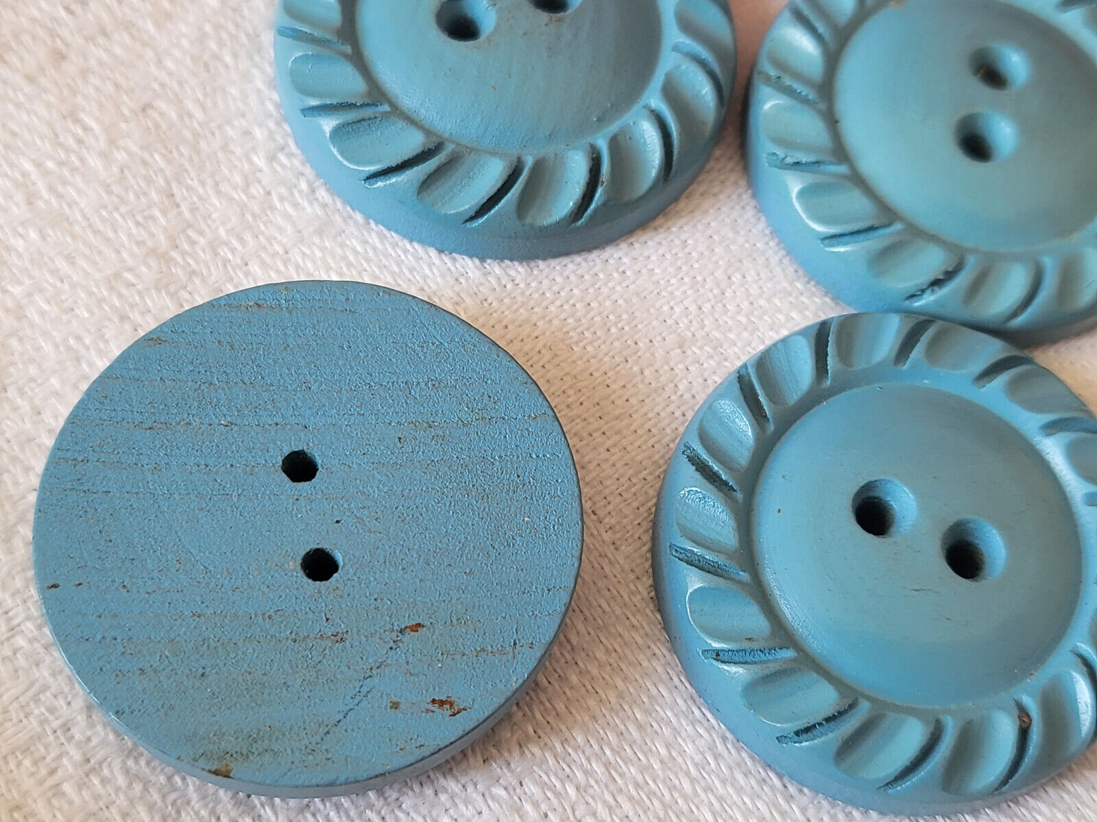 Lot 6 gros boutons anciens en bois bleu à trous travaillé 2,6  cm  ref 3014