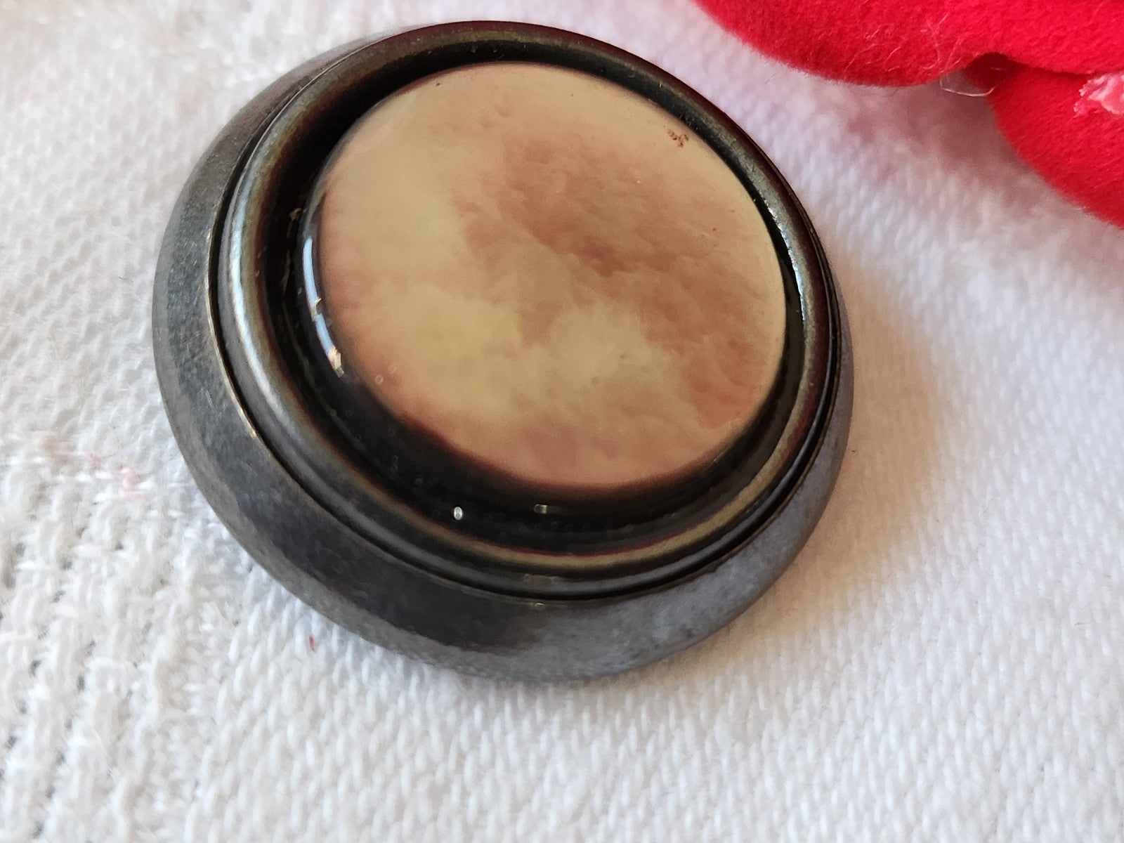 Gros bouton ancien monture métal coeur nacre gris laiteux  2,6 cm ref 1816