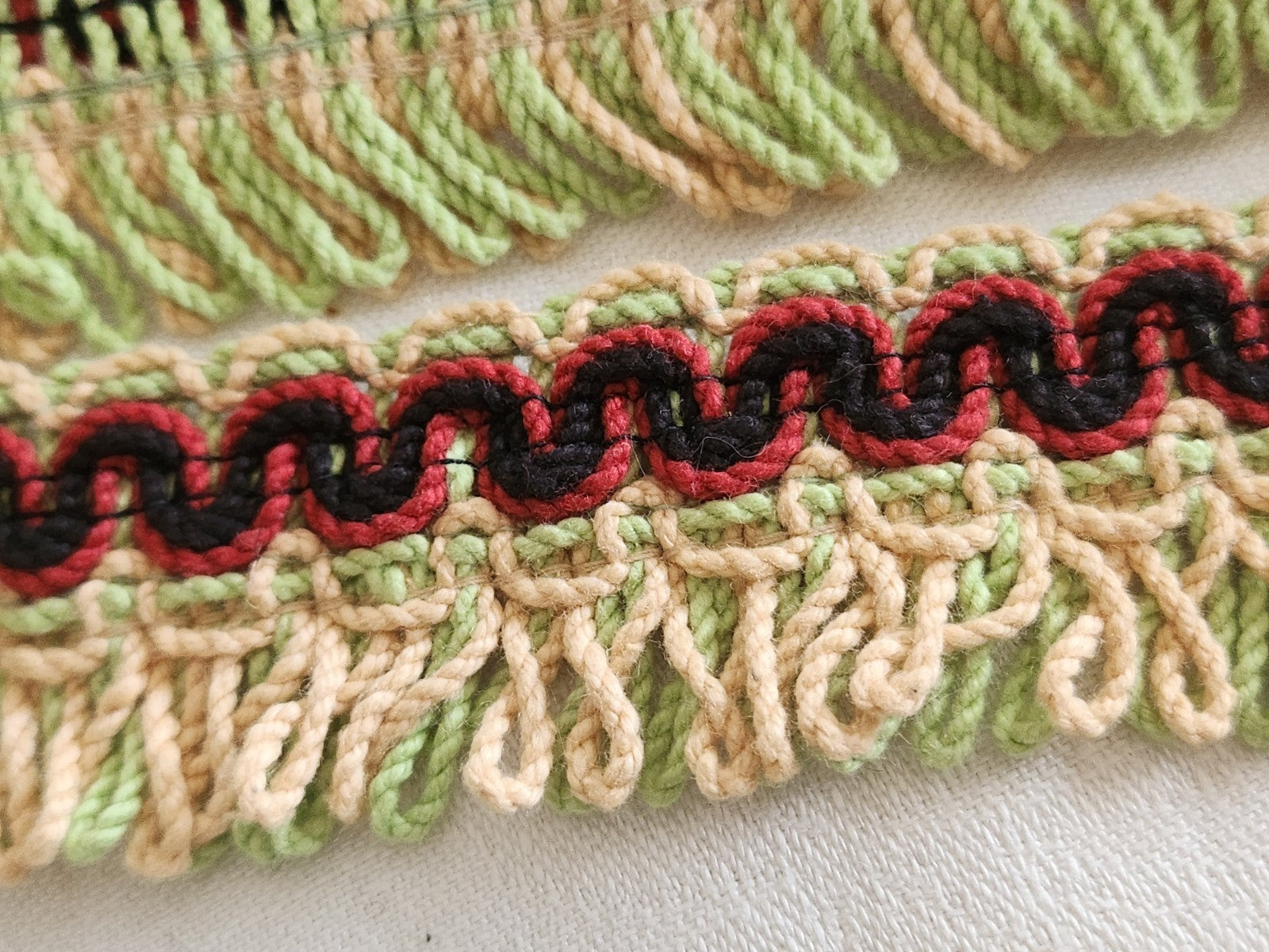 Galon vintage lourd franges vert rouge noir 13 m 50 sur 3,1 cm A5