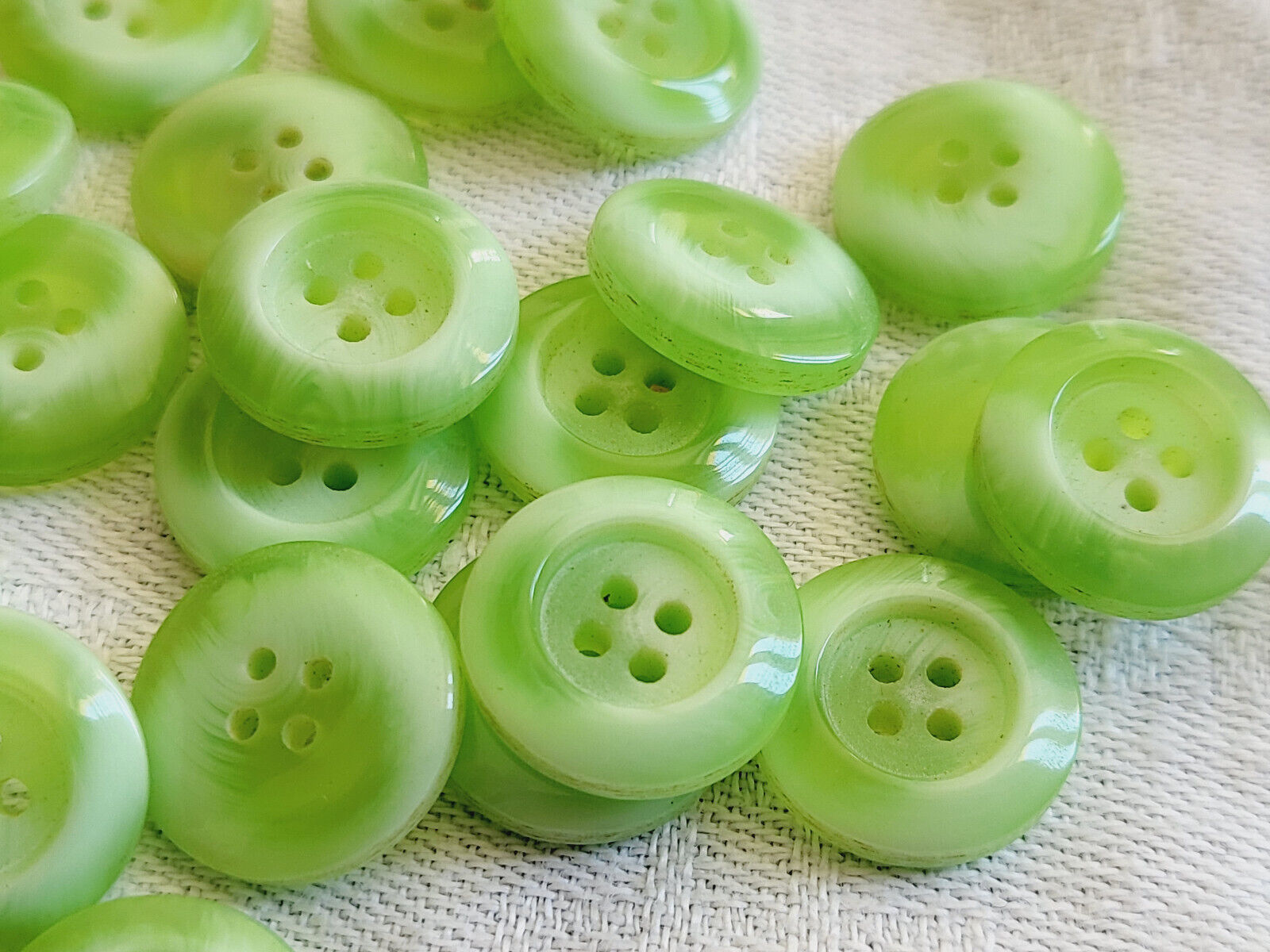 Lot 20  boutons camaïeu vert petits 4 trous diamètre: 1,4 cm  ref 5655