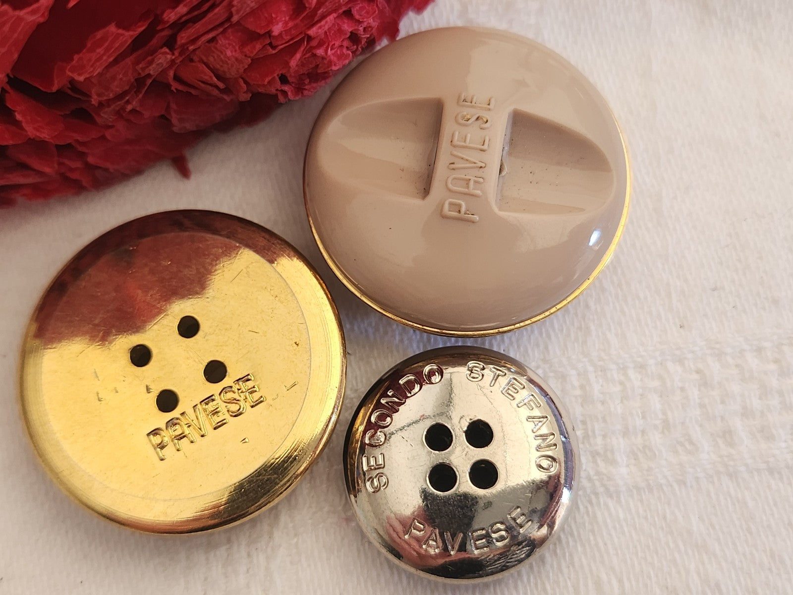 Trio boutons anciens Pavese signé  1,9 cm à 2,6 cm (un en nacre) ref 1858