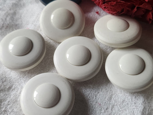 Lot 6 gros boutons vintage creme travaill pied   2,6 cm ref 658