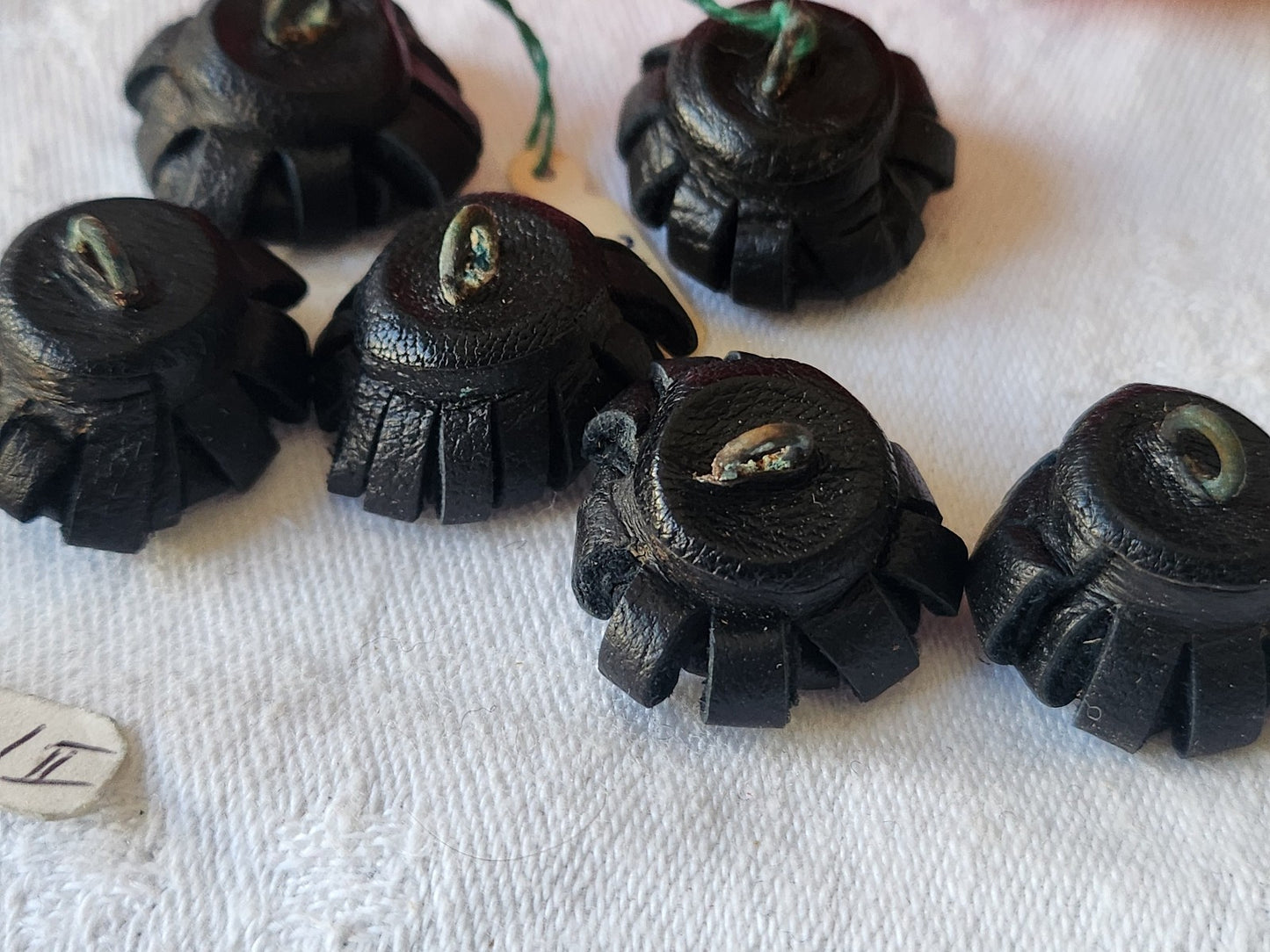 Lot 6 superbes boutons anciens en cuir parurier pied 2,3/2,4 cm ref 763