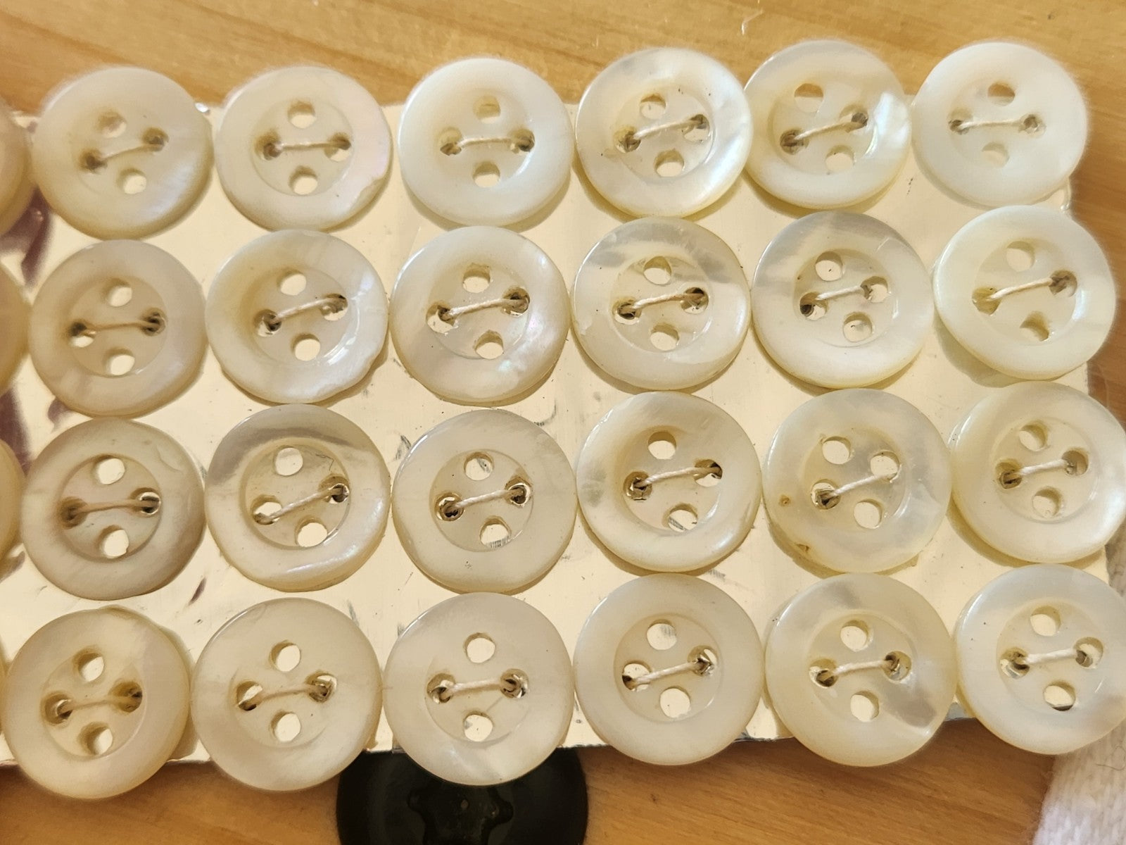 Plaque lot 36 boutons anciens en nacre blanc trous 1 cm corsage mini N°2