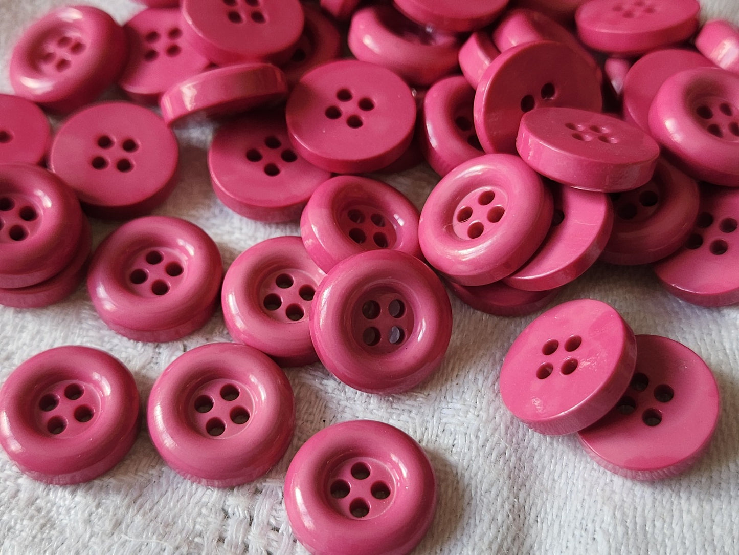 Lot 30  boutons vintage camaieu rose épais trous 1,2 cm ref 0048