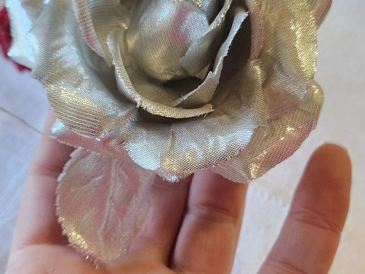 Fleur ancienne tissu argenté montée en broche modiste vintage  9 cm T0-46