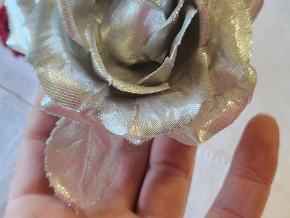 Fleur ancienne tissu argenté montée en broche modiste vintage  9 cm T0-46