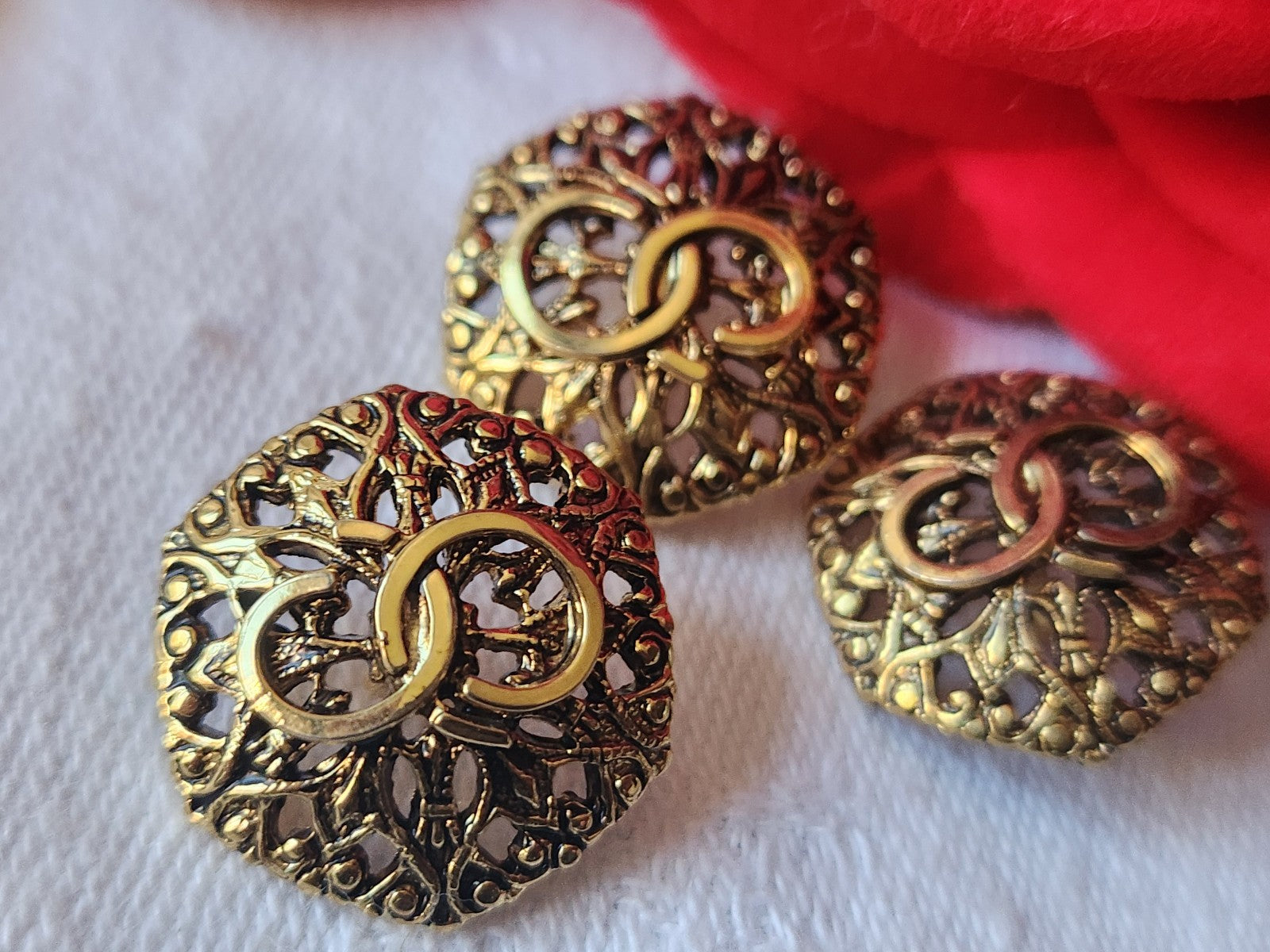 Trio  superbes boutons vintage collection en métal dentelle doré  1,7 cm D11A