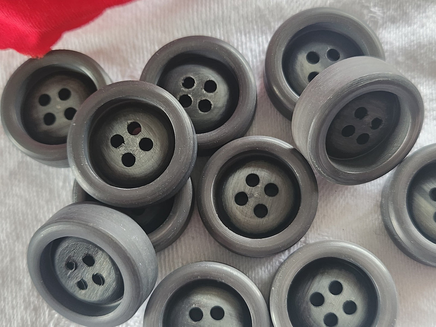 Lot 10  boutons vintage gris haut rebord trous 2,2 cm ref 2620