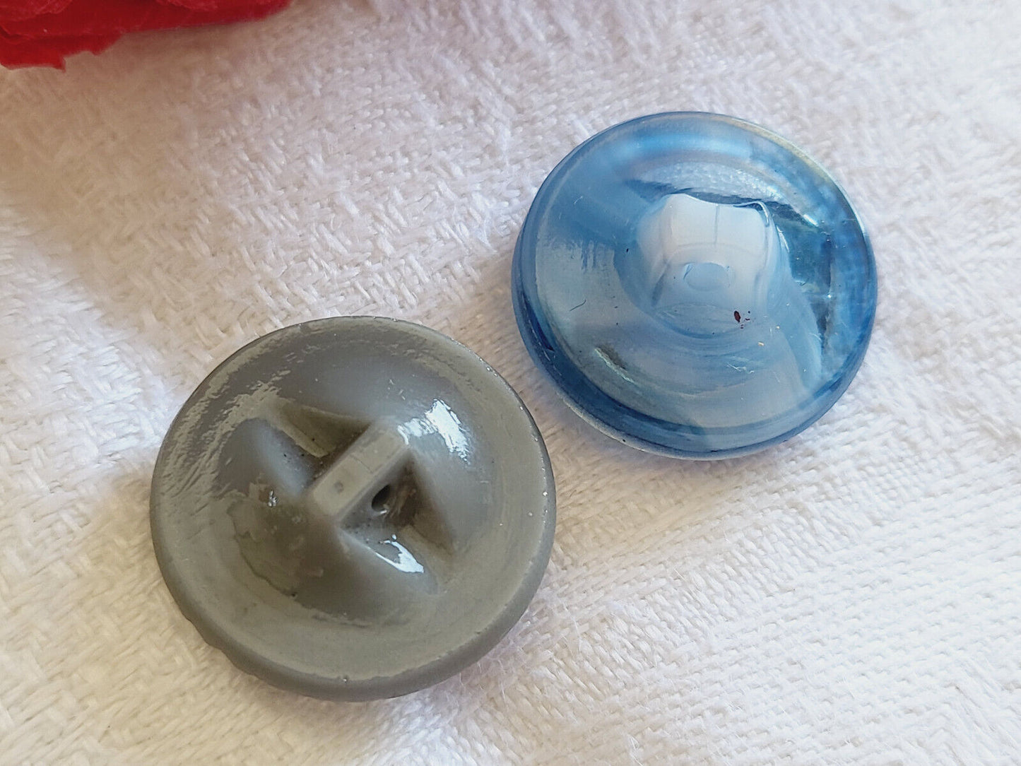 Duo boutons anciens en verre bleu gris  travaillé 1,7/ 1,8 cm G14B