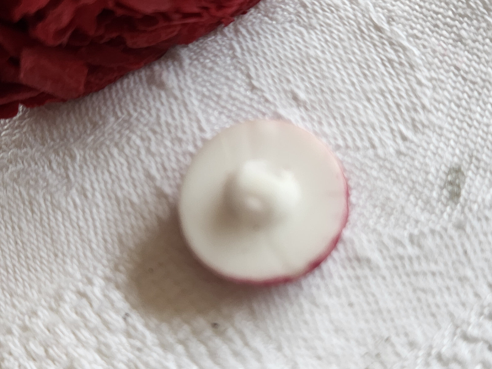 Bouton vintage en verre motif relief blanc rose 1,7 cm G18A