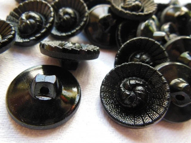 Lot 10 boutons anciens en verre noir travaillé  pied effet tissé 1,3 cm ref 3740