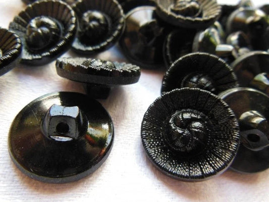 Lot 10 boutons anciens en verre noir travaillé  pied effet tissé 1,3 cm ref 3740