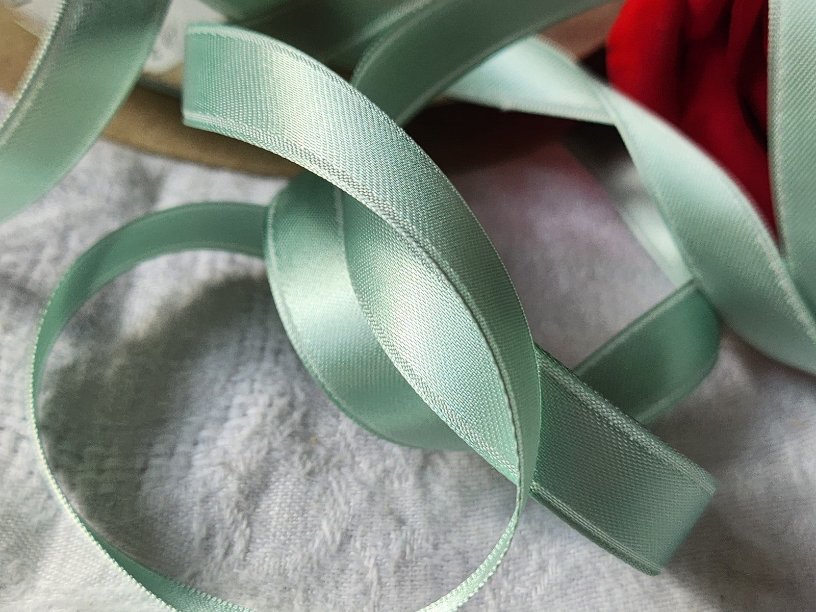 Ruban fin ancien rayonne vert  5 mètres sur 1,2 cm soie artificielle  A4 n°32