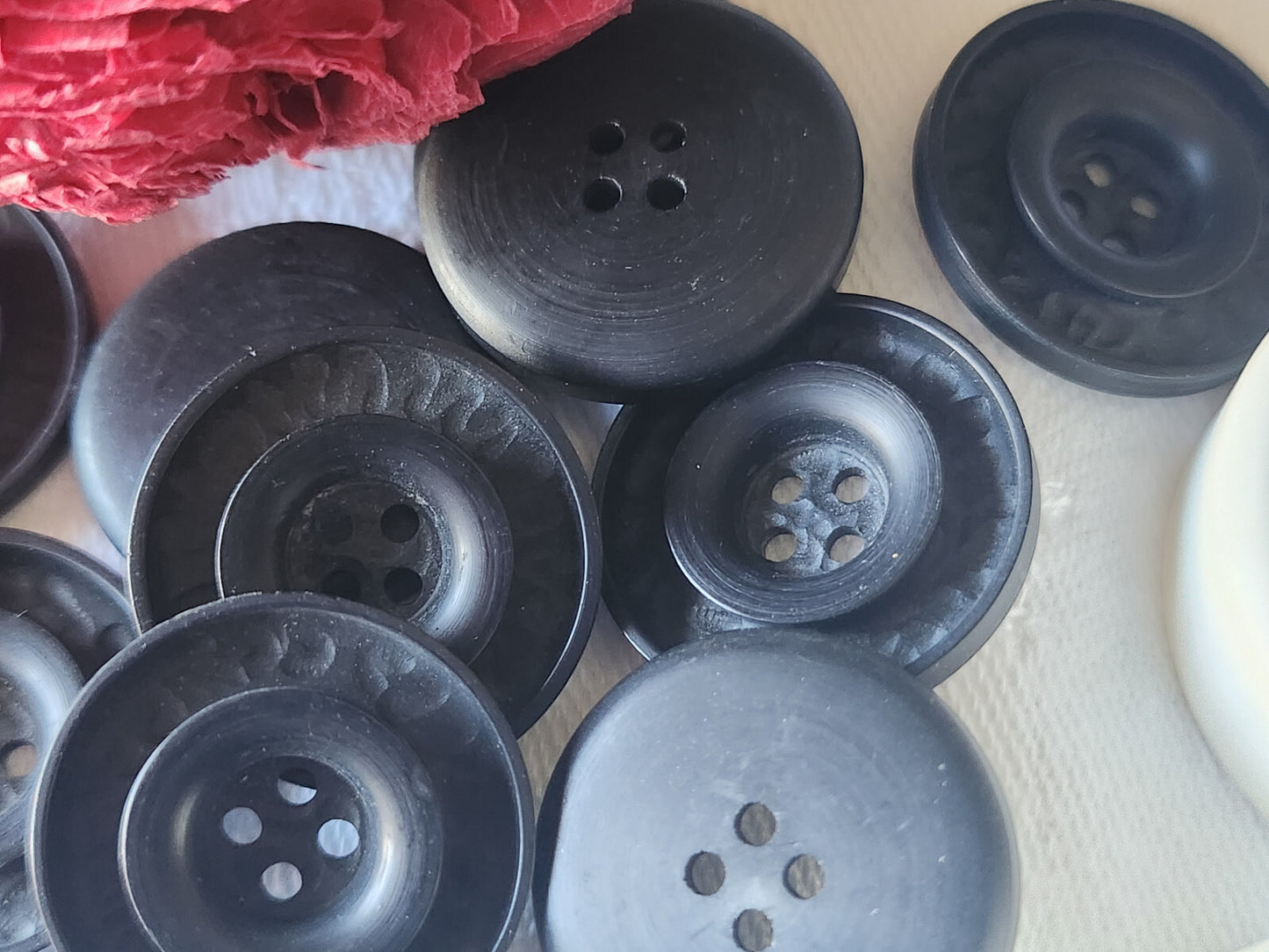 Lot  6 boutons vintage noir mat travaillé trous 2,2 cm ref 2650