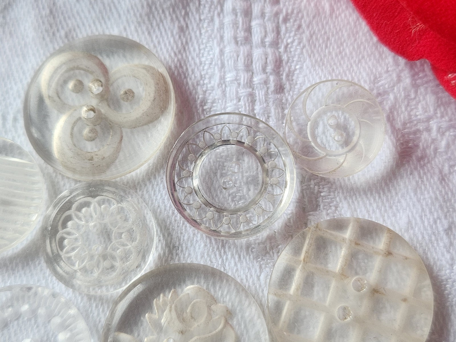 Lot 12 boutons anciens lucite ciselé collection 1,4 cm à 2,2 cm ref 3062