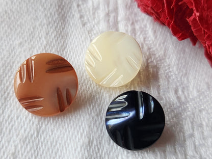 Trio petits boutons anciens en nacre ciselé 1,1 et 1,2 cm G13I